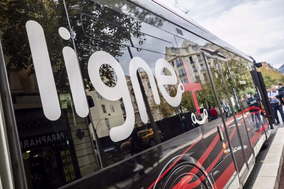 Bus rouge électrique Lignes + de Nice, vue rapprochée